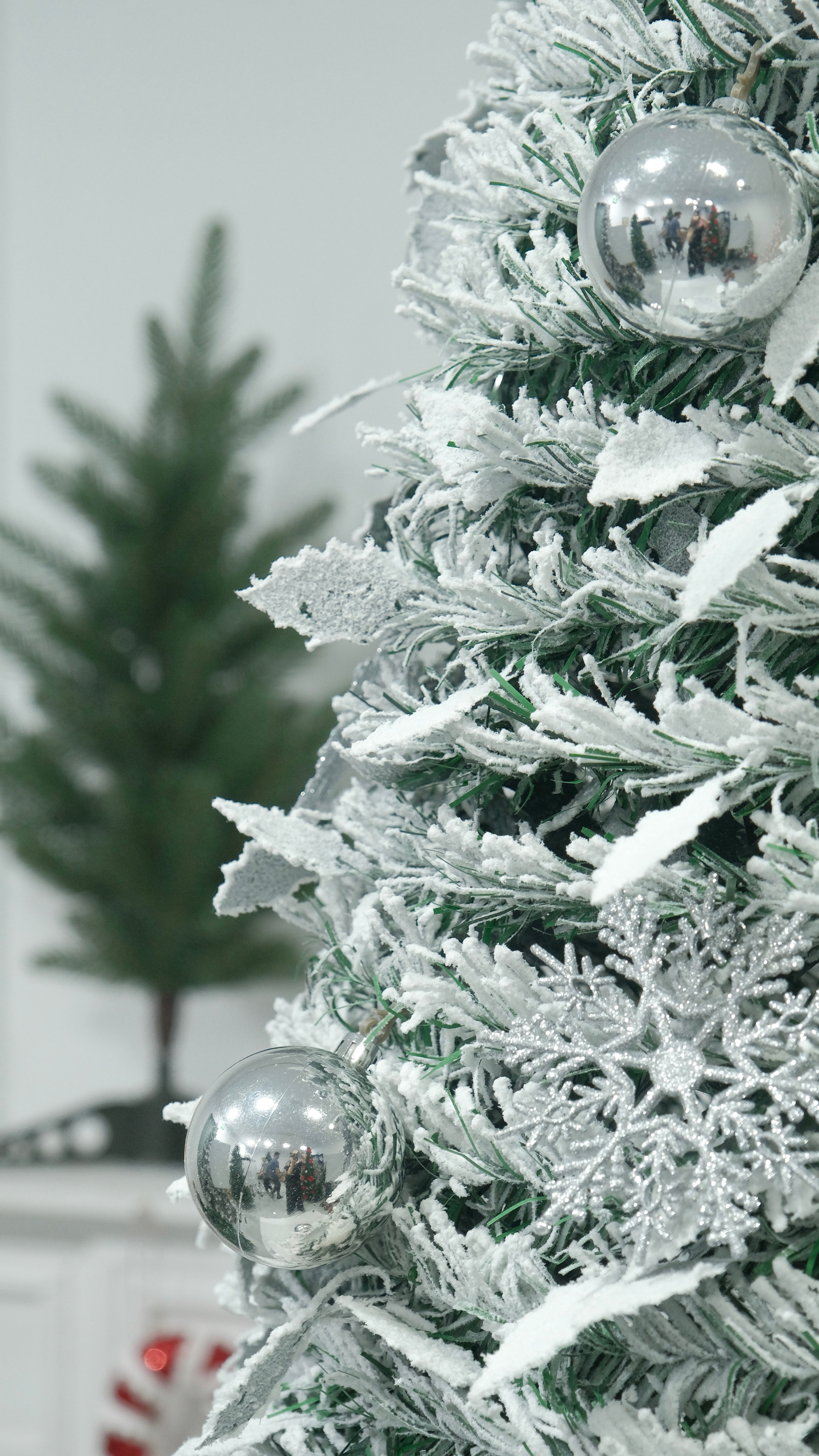 Space-Saving Snowflake Tree