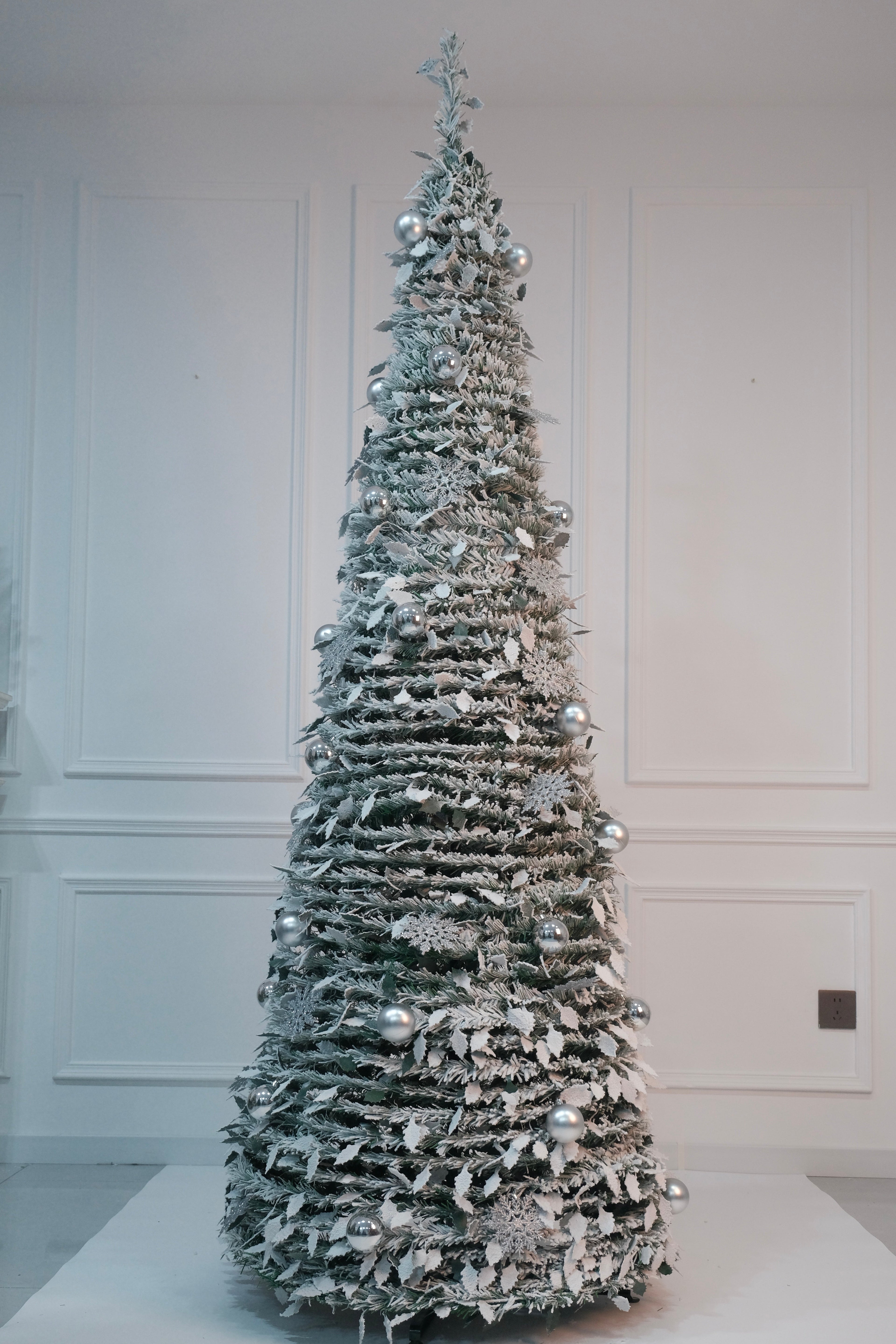 Space-Saving Snowflake Tree
